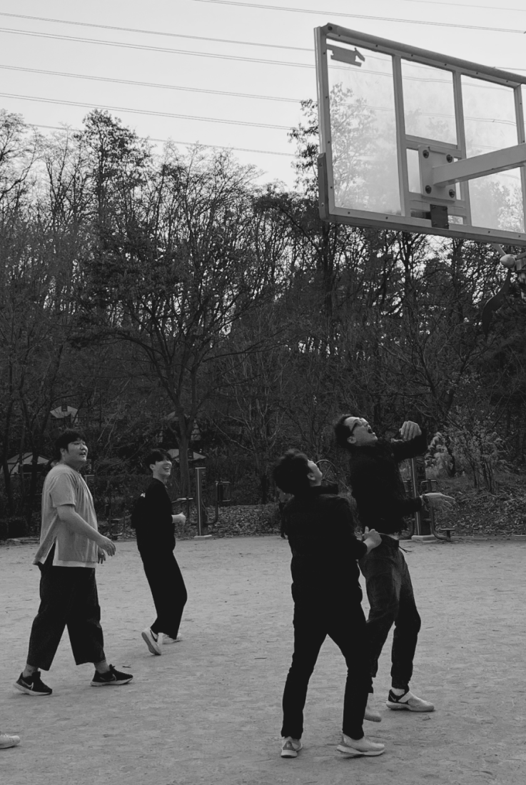 Else's team members playing basketball on the sports field.